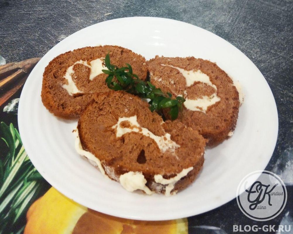 Бисквитный шоколадный рулет с нежным сливочно-заварным кремом