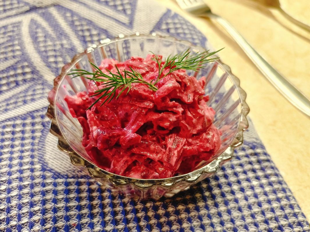 Острая закуска из свеклы с хреном и чесноком