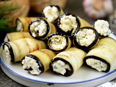 Вкусный рулетик из баклажанов: закуска, которая покоряет своим ароматом