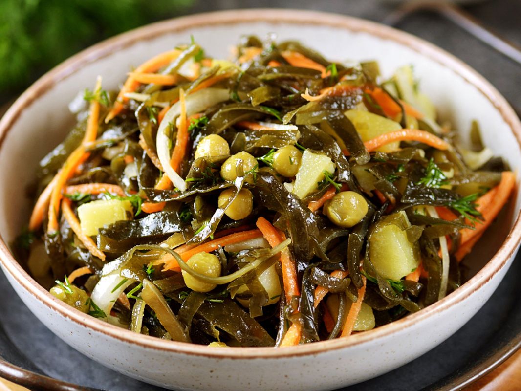 Новый взгляд на морскую капусту: неожиданный салат для вашего стола