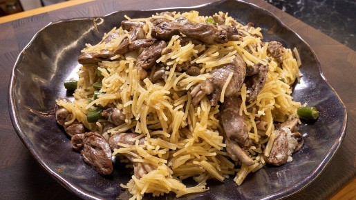 Скоро, просто и вкусно: ужин с куриными сердечками и лапшой за 200 рублей