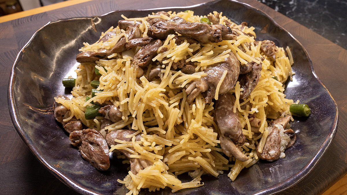 Скоро, просто и вкусно: ужин с куриными сердечками и лапшой за 200 рублей