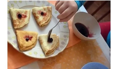 Блины на кефире: рецепт с вареньем для гурманов