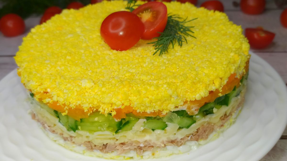 Простой слоеный салат с тунцом для любого праздника