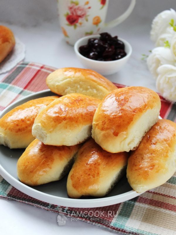 Вкусные воспоминания: готовим вишневые пирожки на домашней кухне