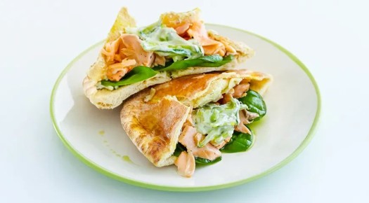 Сэндвич с семгой, пореем и огурцами в пите: простой и изысканный вкус