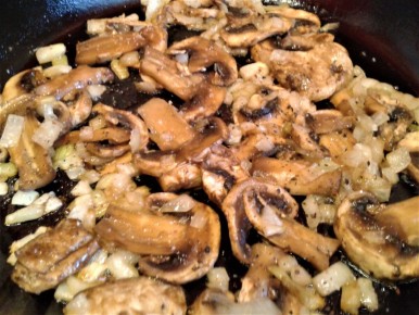 Нежный салат со шпинатом и грибами: освежите свои будни