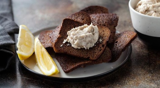 Вкусное сочетание: форшмак из сельди с бородинскими чипсами