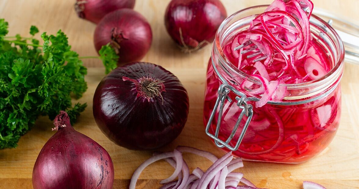 Как приготовить маринованный лук: два простых рецепта для яркого вкуса