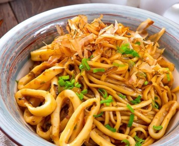 Вкусные лапша удон с кальмарами и лимонным соусом терияки