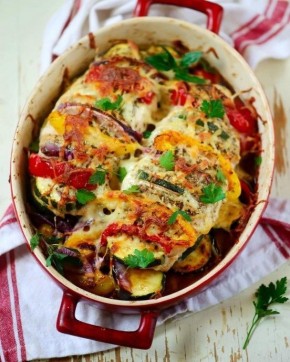 Куриная грудка с овощами и сыром