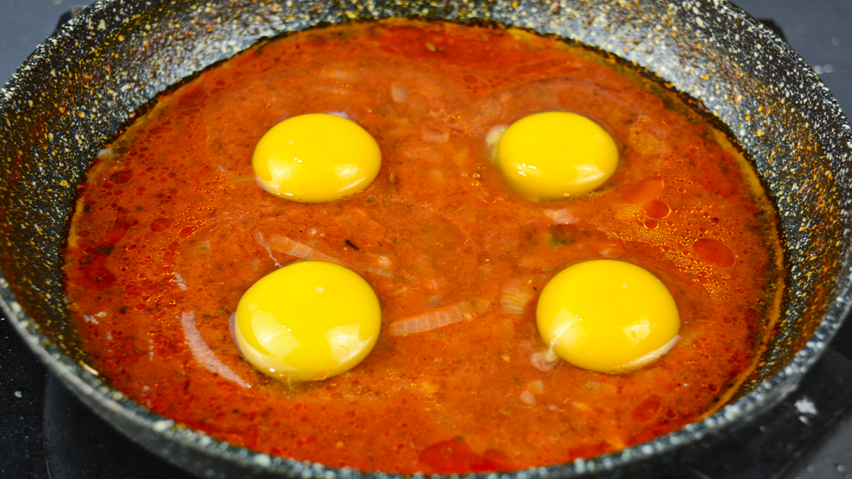 Преобразите утренний рутинный завтрак с новым рецептом яиц в томатном соусе