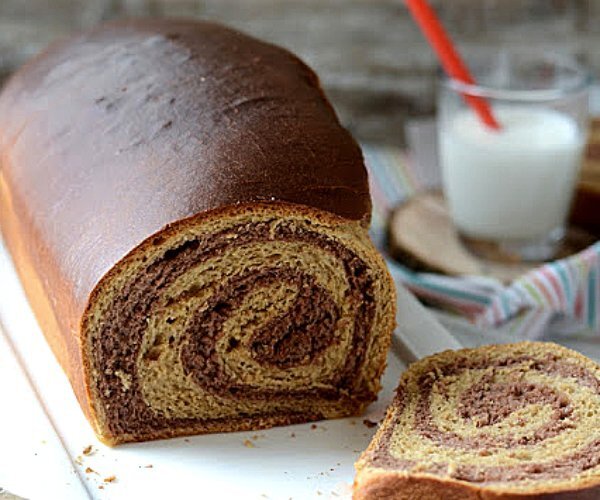 Как испечь стильную двухцветную бриошь в спирали