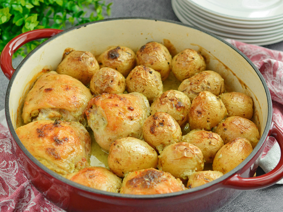 Курица с гарниром в одной форме: всего 10 минут вашего времени, идеальный соус и через час — вкуснейший ужин для всей семьи