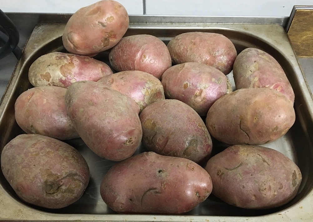 Как легко чистить картошку: секреты от шефа