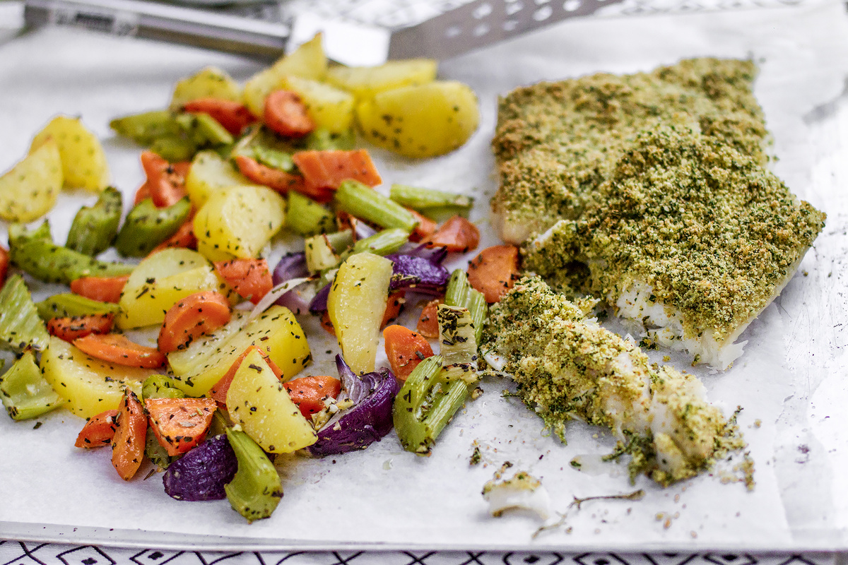 Треска под зелёной панировкой и печеные овощи: праздник для гурманов