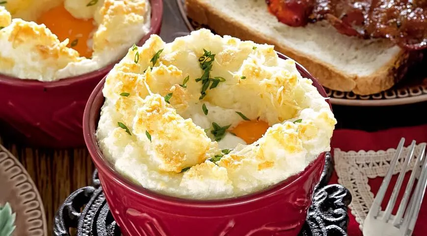 Запечённые яйца с сыром и остро-сладким беконом