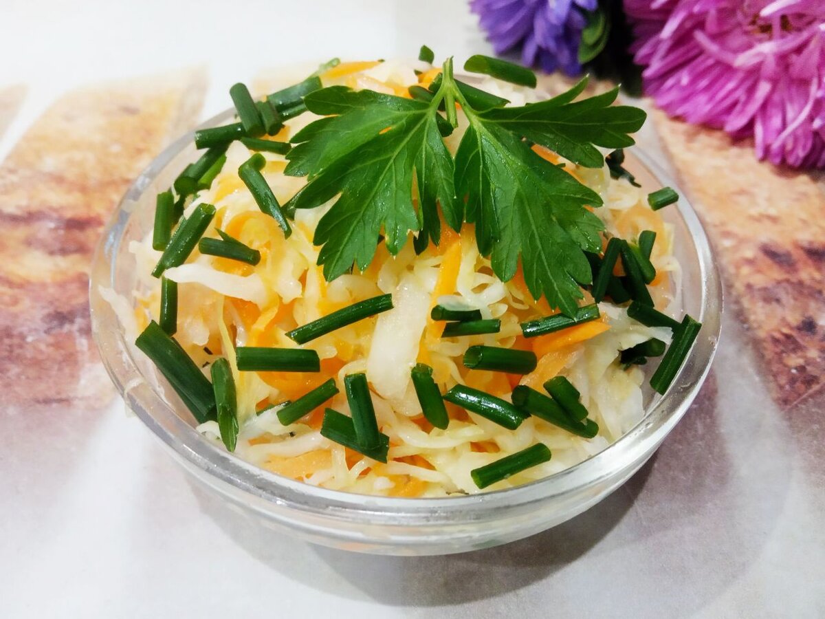 Салат из капусты, моркови и зеленого лука