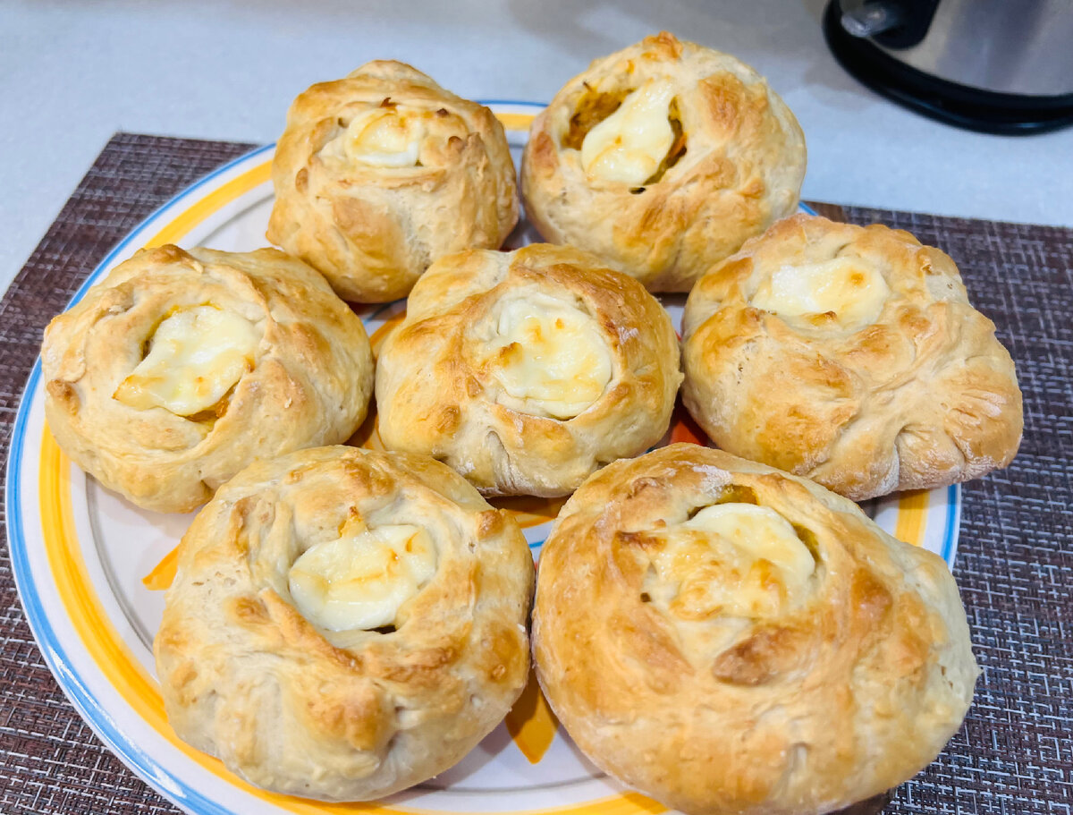 Открытые булочки с капустой и сыром: готовим простой и вкусный обед