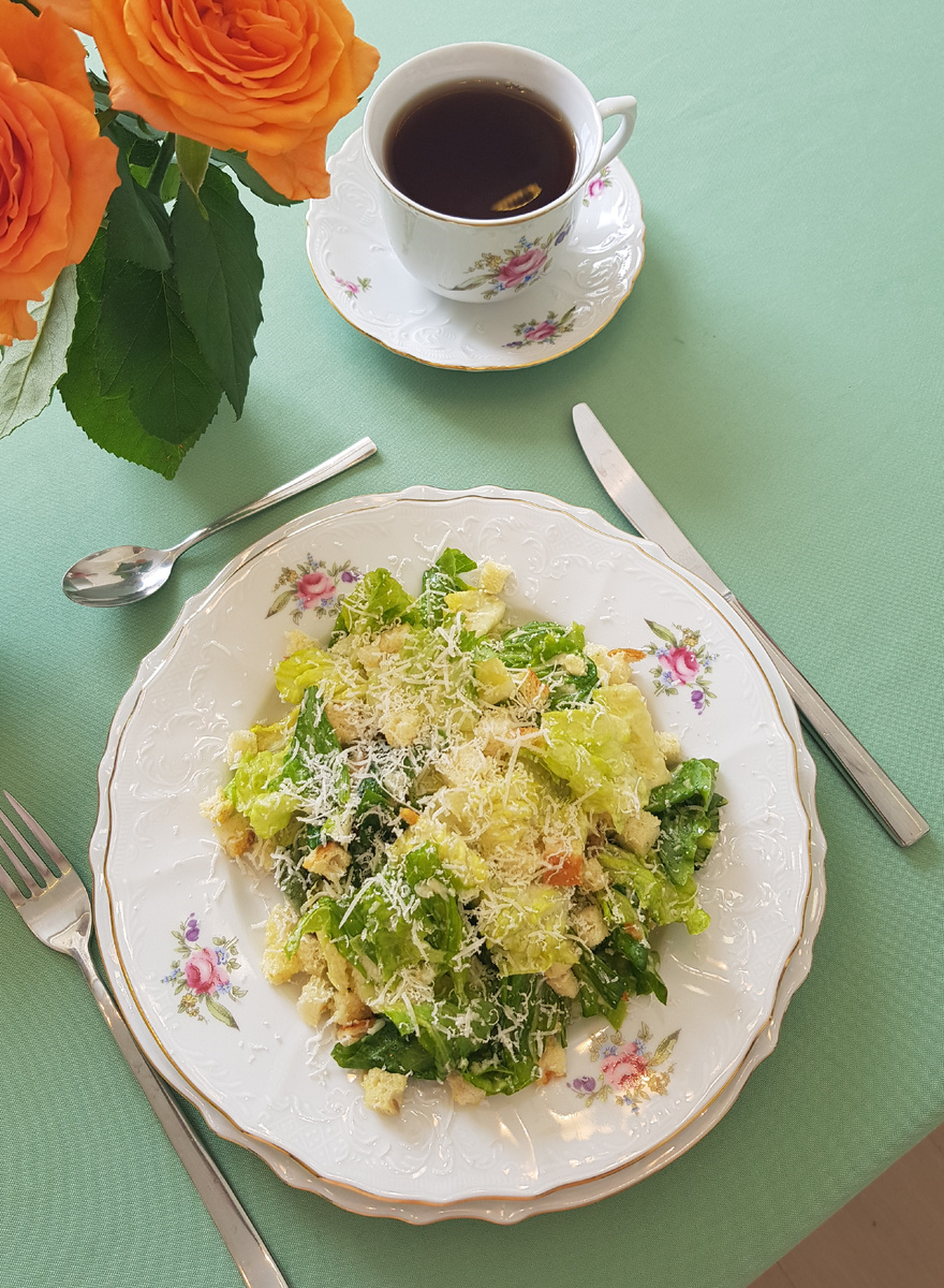 Легкий салат, который покорил мир: классический Цезарь