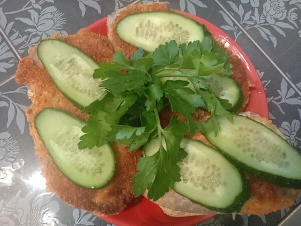 Вкусный бутерброд с жареным языком, сыром и огурцом — идеальный перекус