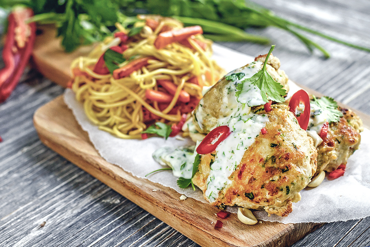 Как приготовить аппетитные фишкейки из трески с йогуртовым соусом и яичной лапшой