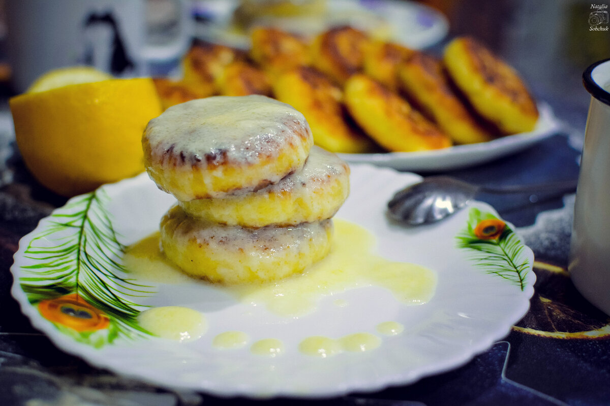 Сырники с изюмом в сметанном соусе: новый взгляд на классическое блюдо