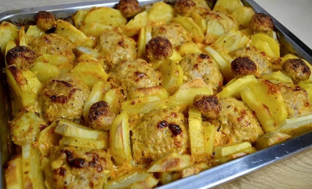 Фрикадельки с картошкой, запеченные в духовке: простота и невероятный вкус для всей семьи