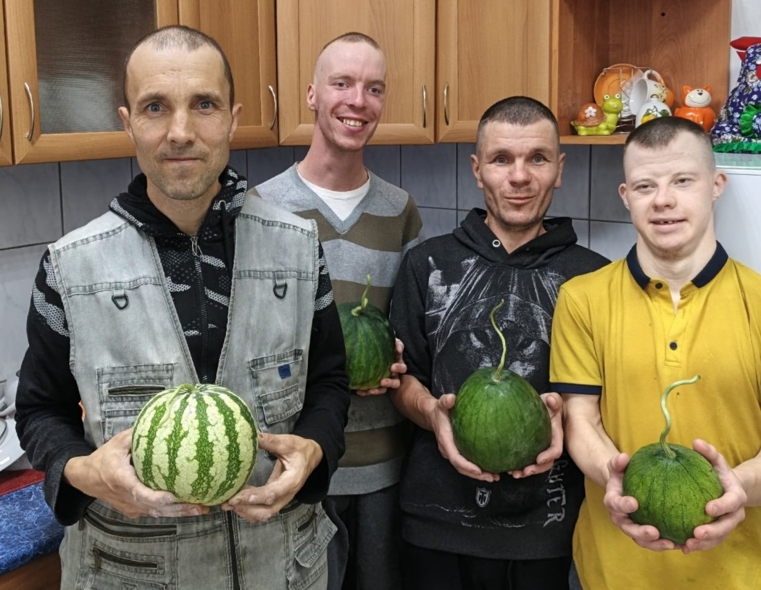 Молодые садоводы: в Ладвинском детском доме вырастили первые арбузы
