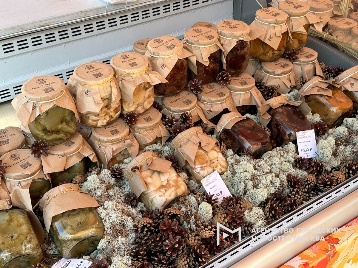 Гурманы Москвы наслаждаются осенними солеными грибами на ярмарках