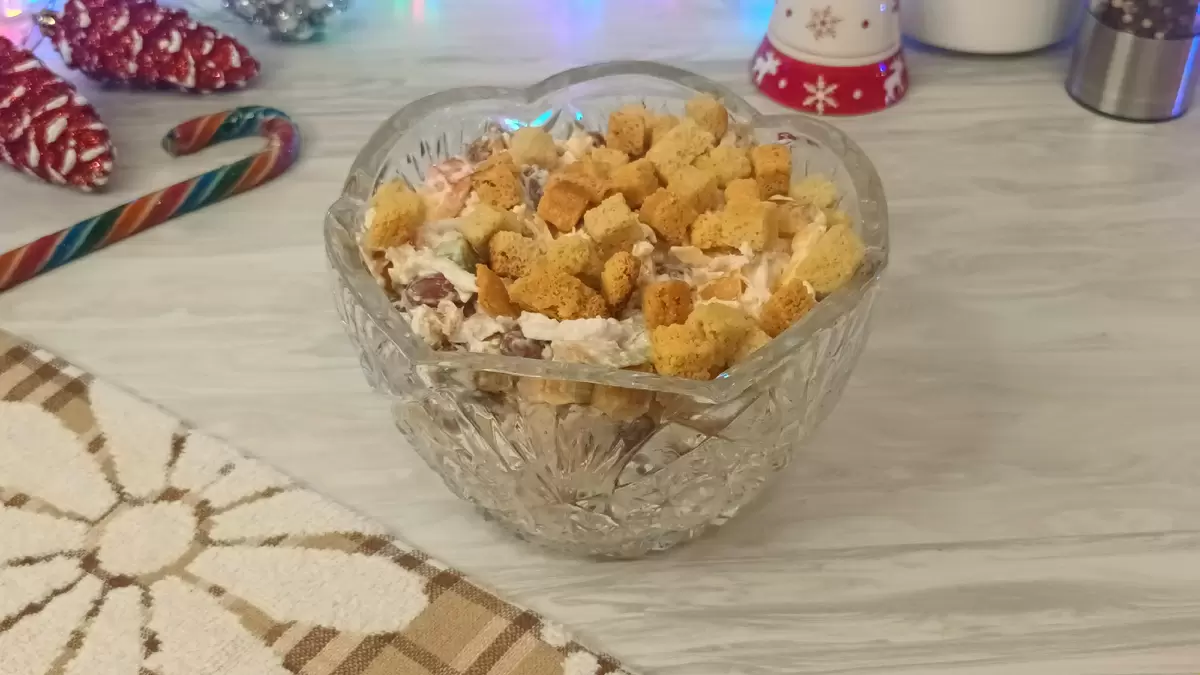 Салат с курицей и фасолью