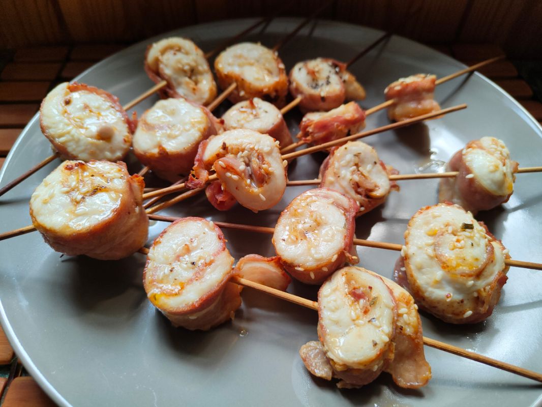 Необычные куриные рулетики с беконом: идеальная закуска к празднику