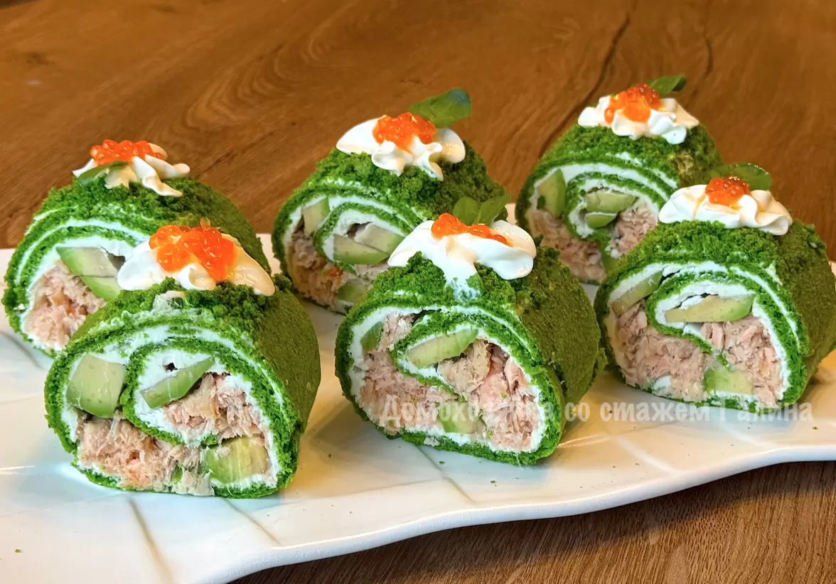 Необычный шпинатный рулет для праздника, который оценят даже противники мучного