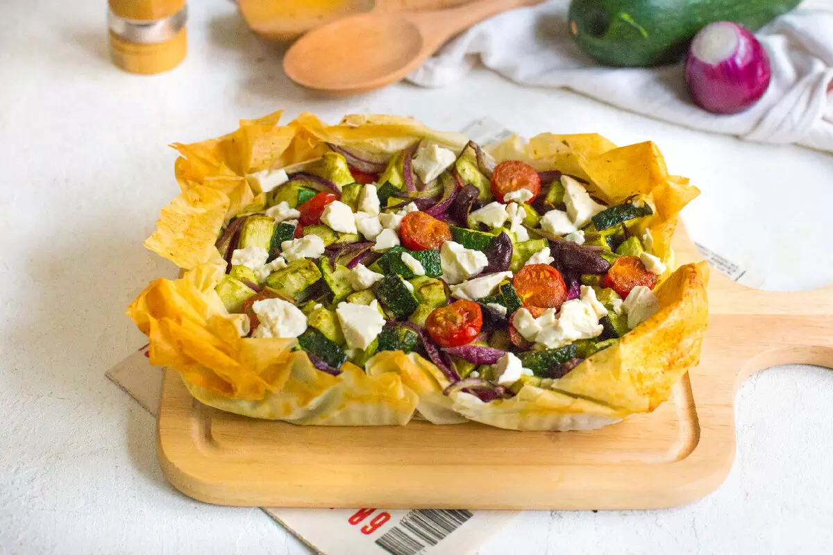 Вдохновляющий овощной пирог с фило и песто: легкость и вкус в каждой порции