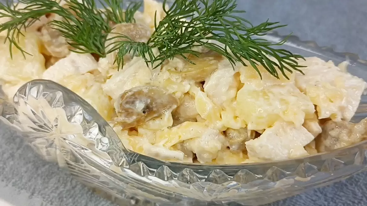 Праздничный салат с курицей и ананасами