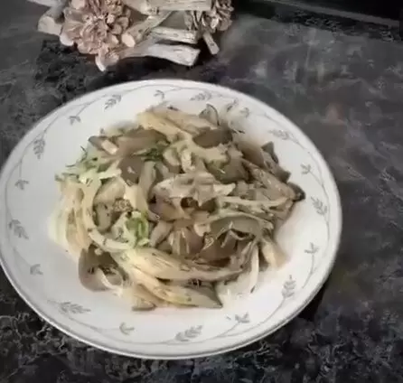 Салат с вешенками: просто, вкусно и оригинально