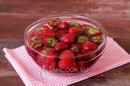 Как быстро и легко заготовить клубнику на зиму: три свежих способа