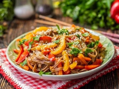 Гречневая лапша с болгарским перцем: быстрое блюдо с азиатским акцентом