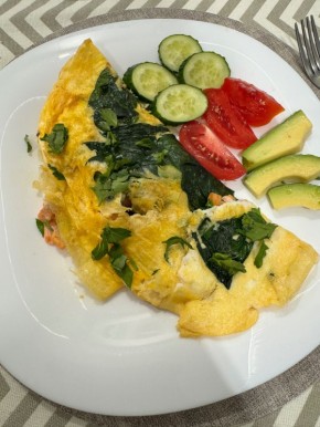 Как правильно завтракать: сёмга, шпинат и авокадо в одном блюде