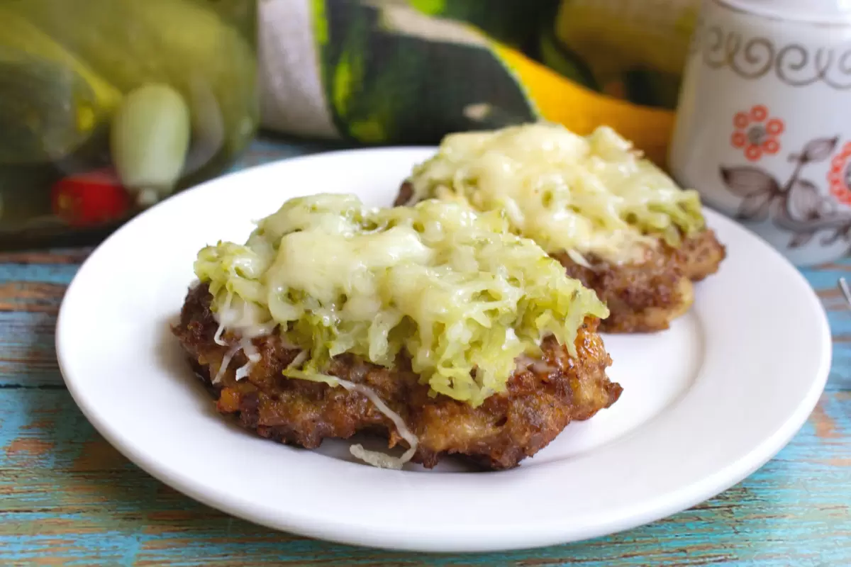 Неожиданные котлеты: секреты сочности и изысканного вкуса под сырной корочкой