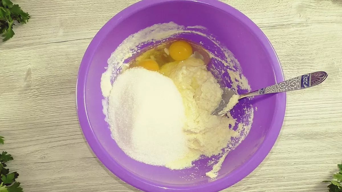 Необычный пирог к чаю: готовим с творожными шариками