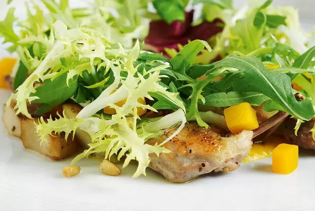 Нежный салат с перепелкой и белыми грибами