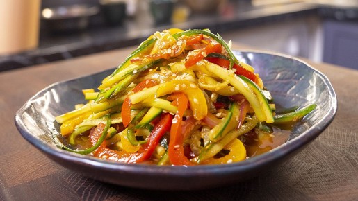 Оригинальный азиатский салат: взрыв вкусов и цветов