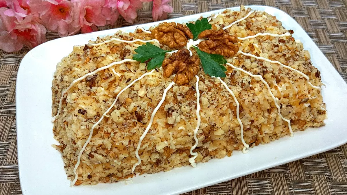 Слоёный говяжий салат с яблоком и черносливом для уютного стола