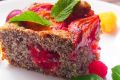 Ароматный маковый пирог со сливами, который стоит попробовать этой осенью