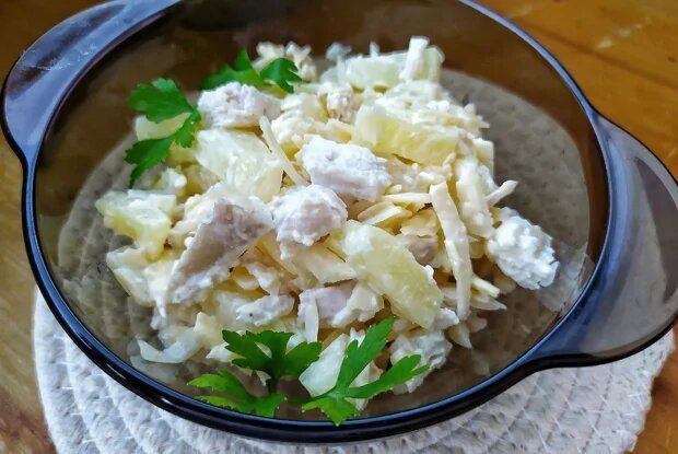 Вкусный салат с ананасами и куриной грудкой