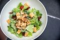 Салат "Цезарь": Искусство вкуса и свежести в каждой порции