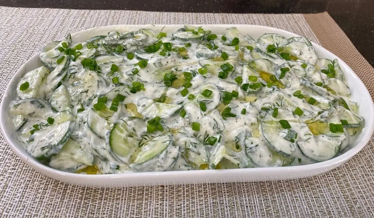 Освежающий турецкий салат с огурцом: просто и вкусно