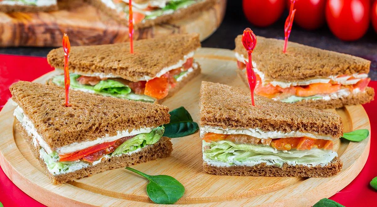 Погружение в мир вкуса: сэндвич с лососем и крем-сыром