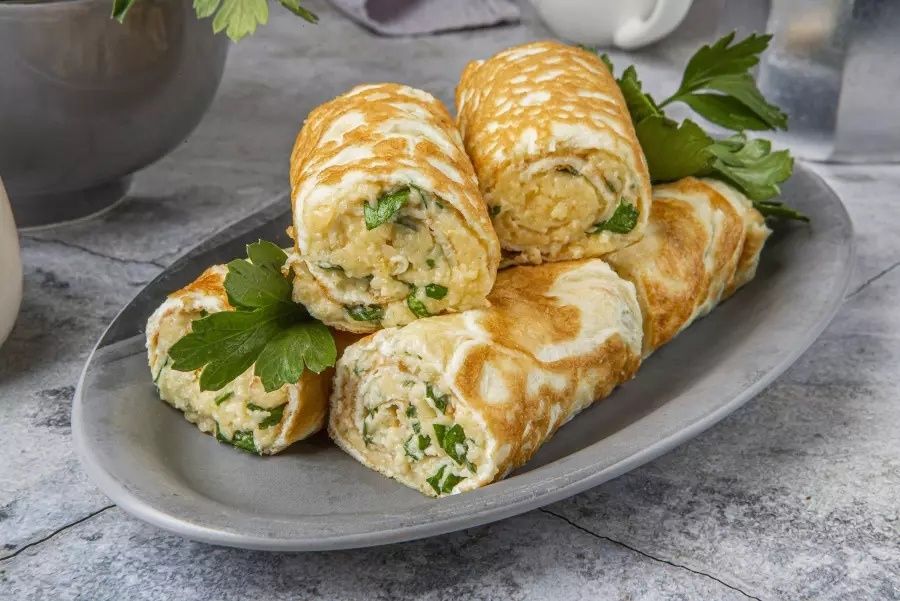 Яичный рулет с сырной начинкой: быстро и вкусно